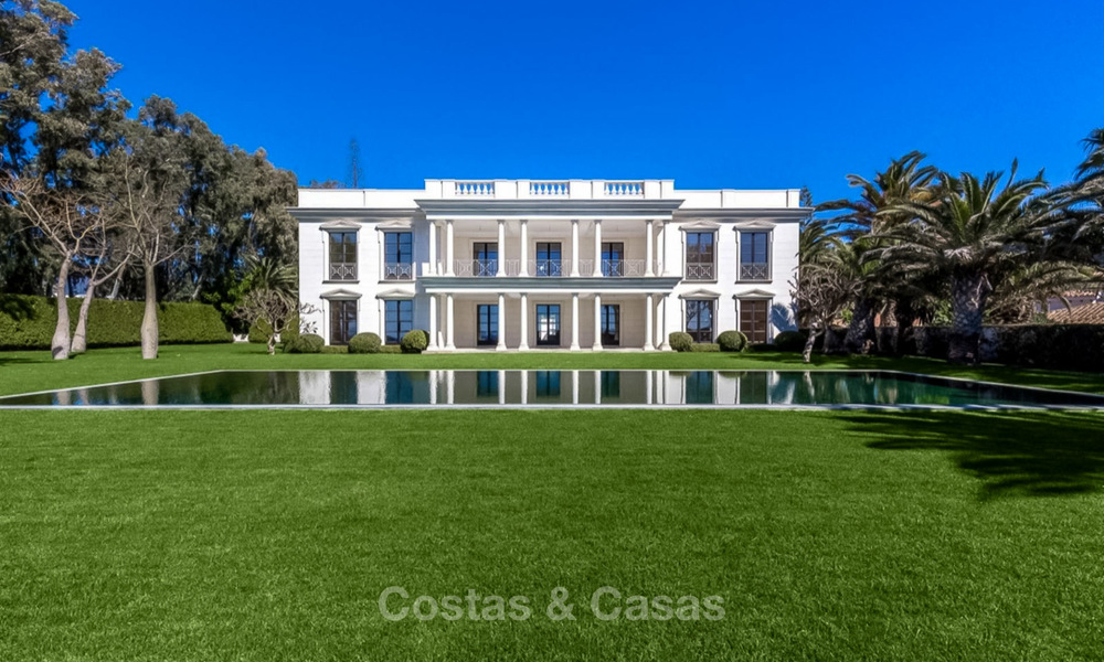 Prestigieuze en vorstelijke eerstelijnstrand villa te koop, in klassieke stijl, tussen Marbella en Estepona 5506