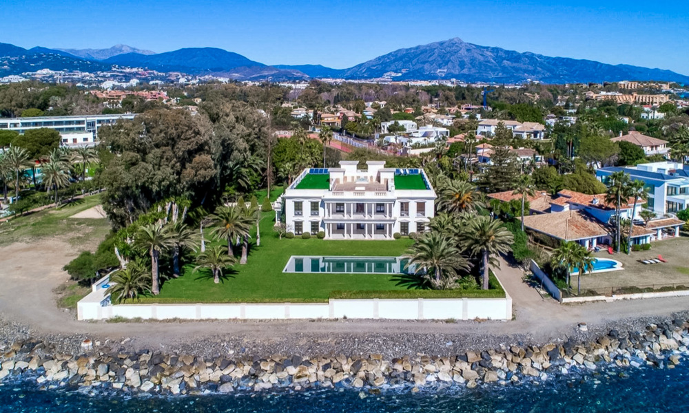 Prestigieuze en vorstelijke eerstelijnstrand villa te koop, in klassieke stijl, tussen Marbella en Estepona 5509
