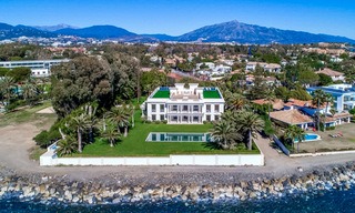 Prestigieuze en vorstelijke eerstelijnstrand villa te koop, in klassieke stijl, tussen Marbella en Estepona 5509 