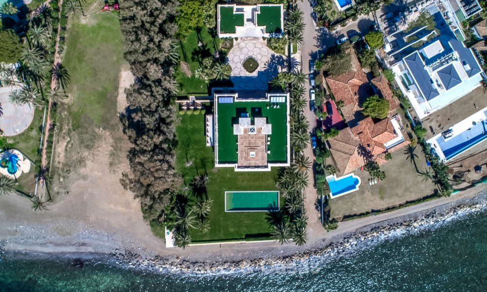 Prestigieuze en vorstelijke eerstelijnstrand villa te koop, in klassieke stijl, tussen Marbella en Estepona 5512