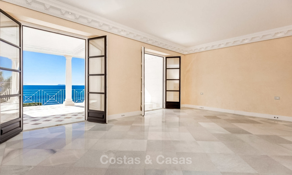 Prestigieuze en vorstelijke eerstelijnstrand villa te koop, in klassieke stijl, tussen Marbella en Estepona 5516