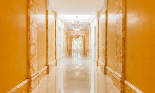 Prestigieuze en vorstelijke eerstelijnstrand villa te koop, in klassieke stijl, tussen Marbella en Estepona 5517 
