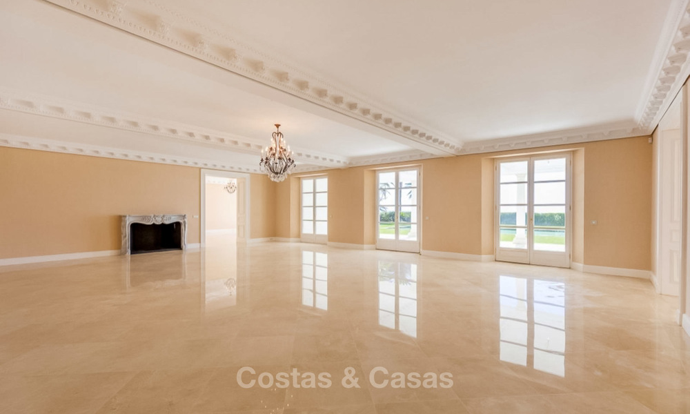 Prestigieuze en vorstelijke eerstelijnstrand villa te koop, in klassieke stijl, tussen Marbella en Estepona 5518