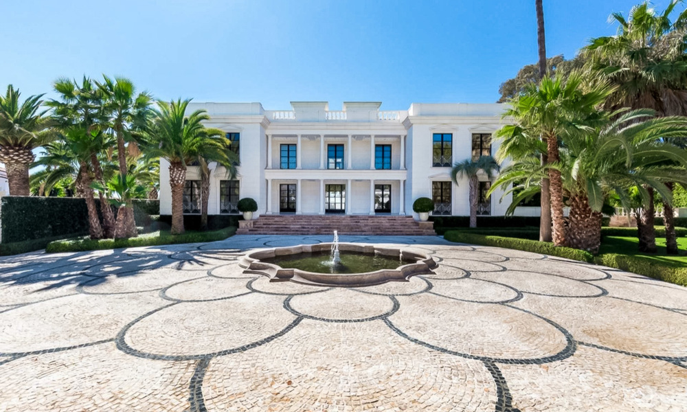 Prestigieuze en vorstelijke eerstelijnstrand villa te koop, in klassieke stijl, tussen Marbella en Estepona 5520