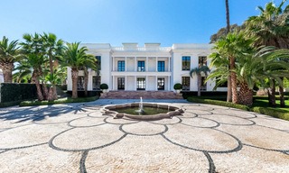 Prestigieuze en vorstelijke eerstelijnstrand villa te koop, in klassieke stijl, tussen Marbella en Estepona 5520 