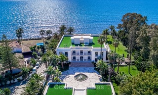 Prestigieuze en vorstelijke eerstelijnstrand villa te koop, in klassieke stijl, tussen Marbella en Estepona 5521 