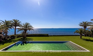 Prestigieuze en vorstelijke eerstelijnstrand villa te koop, in klassieke stijl, tussen Marbella en Estepona 5524 