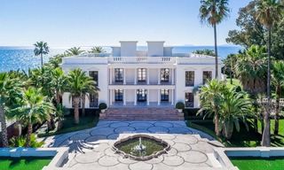 Prestigieuze en vorstelijke eerstelijnstrand villa te koop, in klassieke stijl, tussen Marbella en Estepona 5526 