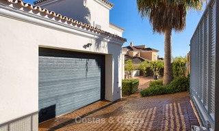 Ruime en aantrekkelijke gerenoveerde villa met zeezicht te koop, La Duquesa, Manilva, Costa del Sol 5560 