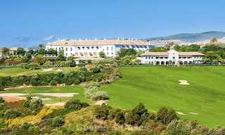 Nieuwe, avant-garde golf appartementen en schakelvilla’s te koop, adembenemend uitzicht op zee, Casares, Costa del Sol 5718 