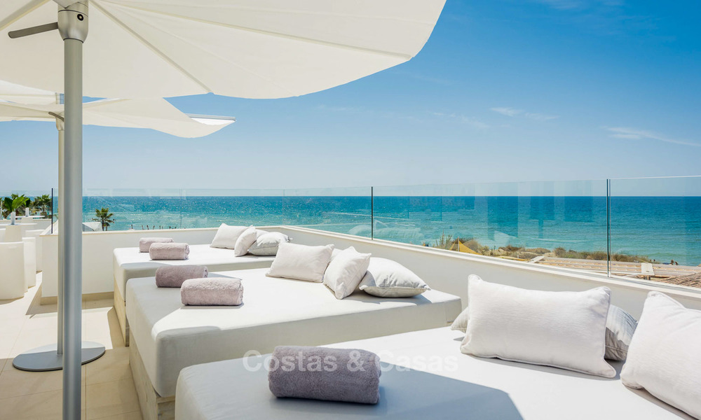 Eerstelijn strand villa te koop in Marbella met prachtig zeezicht 5758