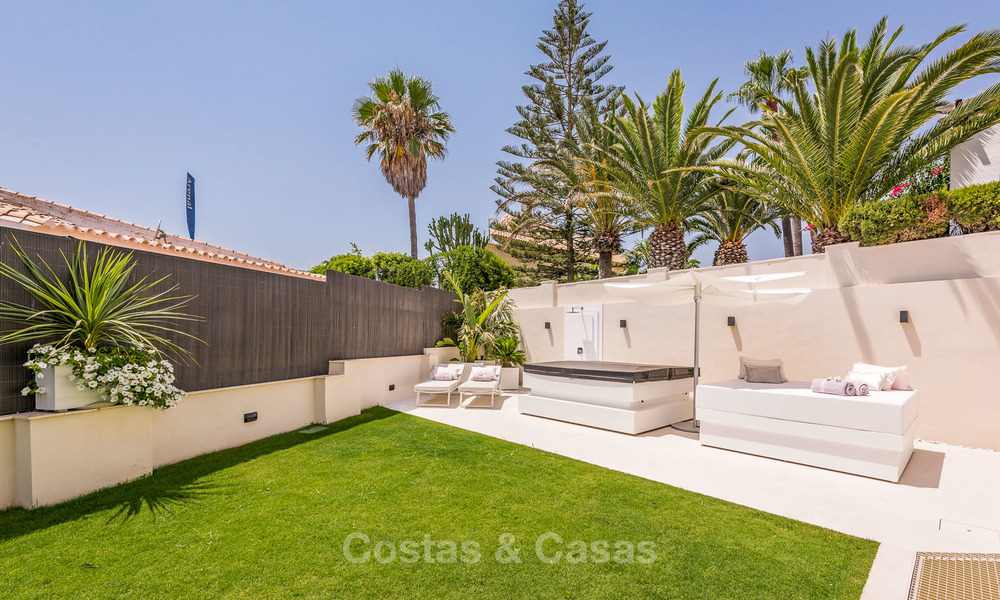 Eerstelijn strand villa te koop in Marbella met prachtig zeezicht 5764
