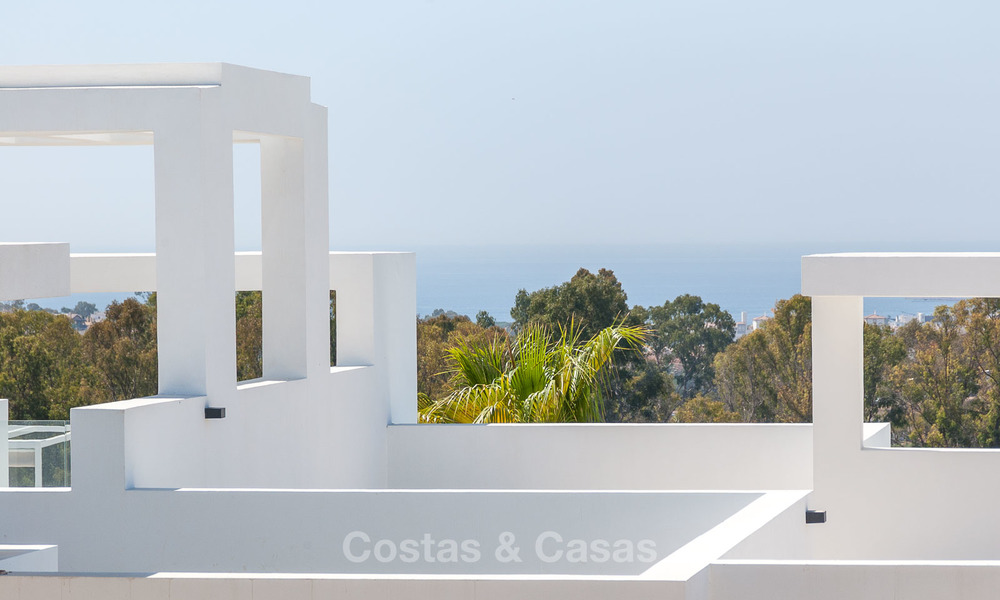 Nieuw, modern verhoogd tuinappartement met uitzicht op golf, bergen en zee, te koop in Benahavis - Marbella 5812
