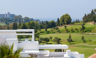 Nieuw, modern verhoogd tuinappartement met uitzicht op golf, bergen en zee, te koop in Benahavis - Marbella 5813 