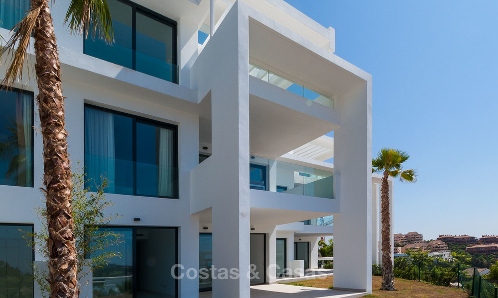 Nieuw, modern verhoogd tuinappartement met uitzicht op golf, bergen en zee, te koop in Benahavis - Marbella 5816
