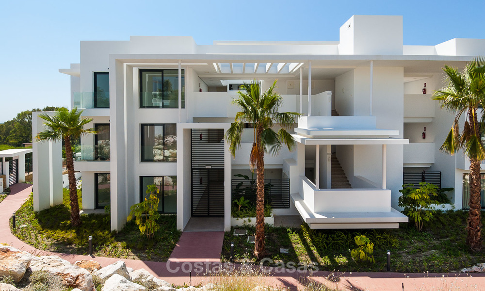 Nieuw, modern verhoogd tuinappartement met uitzicht op golf, bergen en zee, te koop in Benahavis - Marbella 5822