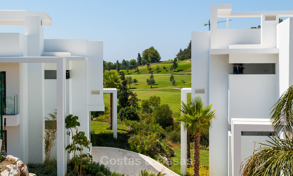 Nieuw, modern verhoogd tuinappartement met uitzicht op golf, bergen en zee, te koop in Benahavis - Marbella 5825