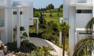 Nieuw, modern verhoogd tuinappartement met uitzicht op golf, bergen en zee, te koop in Benahavis - Marbella 5826 