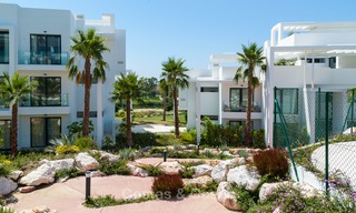 Nieuw, modern verhoogd tuinappartement met uitzicht op golf, bergen en zee, te koop in Benahavis - Marbella 5829 