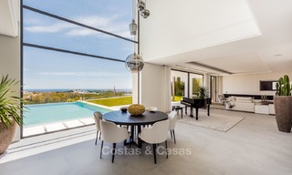 Exclusieve designer villa te koop, instapklaar, met panoramisch zicht op zee, golf en bergen, Benahavis - Marbella 5884 