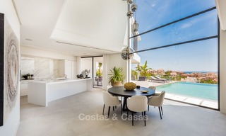 Exclusieve designer villa te koop, instapklaar, met panoramisch zicht op zee, golf en bergen, Benahavis - Marbella 5885 