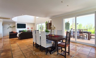 Designer villa in Andalusische stijl te koop, prachtig uitzicht op zee, nabij golf en strand, Marbella 6080 