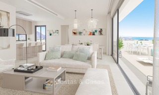 Nieuwe, avant-garde geschakelde huizen te koop, adembenemend uitzicht op zee, Casares, Costa del Sol. Instapklaar. 6110 
