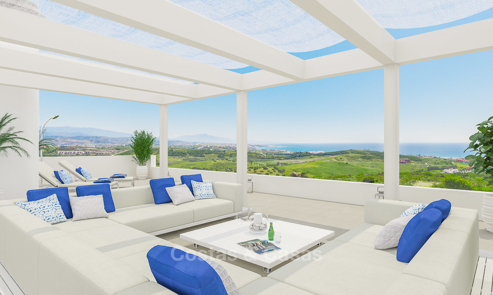 Nieuwe, avant-garde geschakelde huizen te koop, adembenemend uitzicht op zee, Casares, Costa del Sol. Instapklaar. 6113
