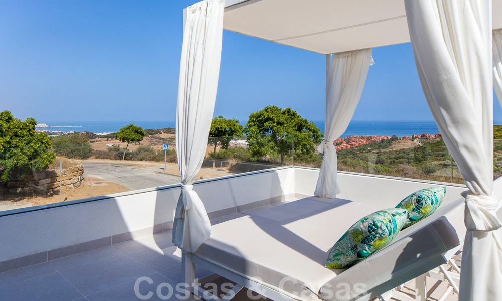 Nieuwe, avant-garde geschakelde huizen te koop, adembenemend uitzicht op zee, Casares, Costa del Sol. Instapklaar. 41377