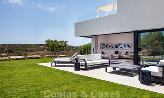 Nieuwe, avant-garde geschakelde huizen te koop, adembenemend uitzicht op zee, Casares, Costa del Sol. Instapklaar. 41382 