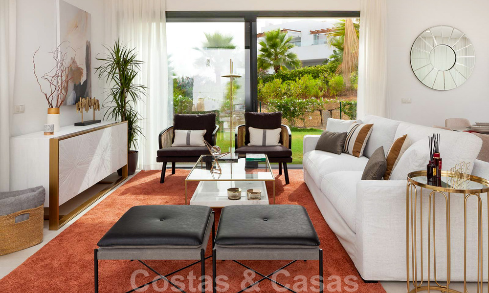 Nieuwe, avant-garde geschakelde huizen te koop, adembenemend uitzicht op zee, Casares, Costa del Sol. Instapklaar. 41384