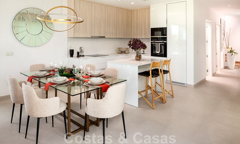 Nieuwe, avant-garde geschakelde huizen te koop, adembenemend uitzicht op zee, Casares, Costa del Sol. Instapklaar. 41385