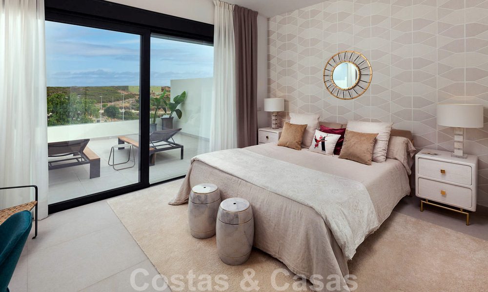 Nieuwe, avant-garde geschakelde huizen te koop, adembenemend uitzicht op zee, Casares, Costa del Sol. Instapklaar. 41388