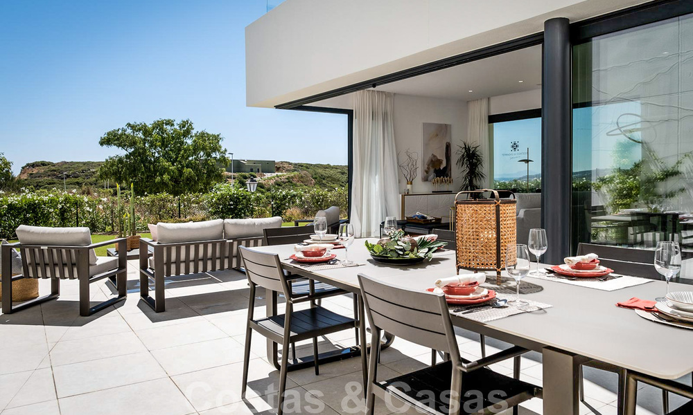 Nieuwe, avant-garde geschakelde huizen te koop, adembenemend uitzicht op zee, Casares, Costa del Sol. Instapklaar. 41393