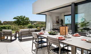 Nieuwe, avant-garde geschakelde huizen te koop, adembenemend uitzicht op zee, Casares, Costa del Sol. Instapklaar. 41393 