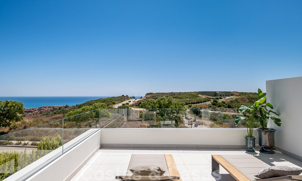 Nieuwe, avant-garde geschakelde huizen te koop, adembenemend uitzicht op zee, Casares, Costa del Sol. Instapklaar. 41396