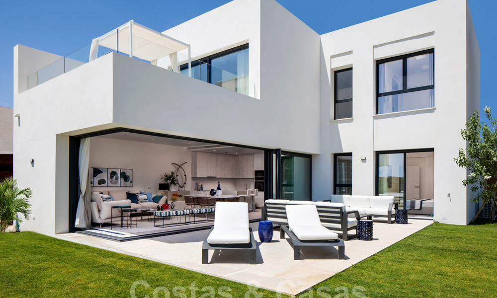 Nieuwe, avant-garde geschakelde huizen te koop, adembenemend uitzicht op zee, Casares, Costa del Sol. Instapklaar. 41426