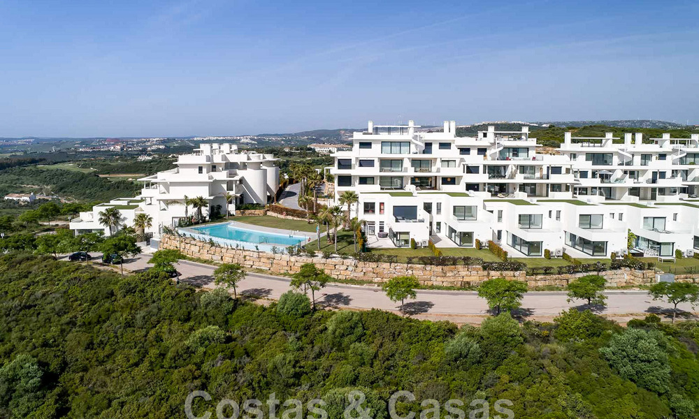 Nieuwe, avant-garde geschakelde huizen te koop, adembenemend uitzicht op zee, Casares, Costa del Sol. Instapklaar. 44302