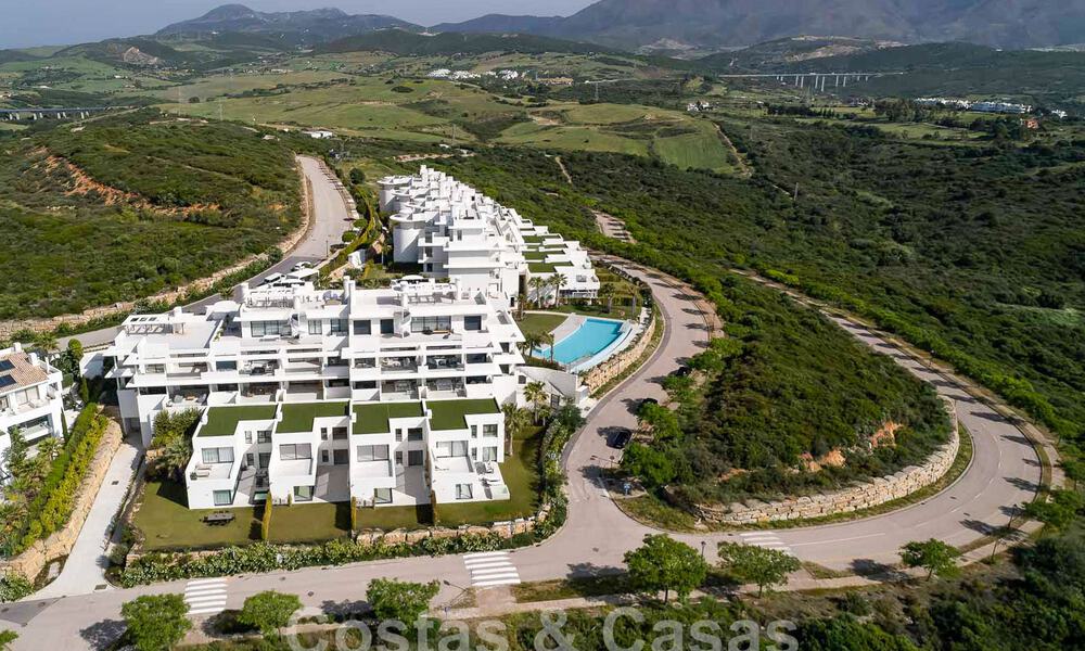 Nieuwe, avant-garde geschakelde huizen te koop, adembenemend uitzicht op zee, Casares, Costa del Sol. Instapklaar. 44304