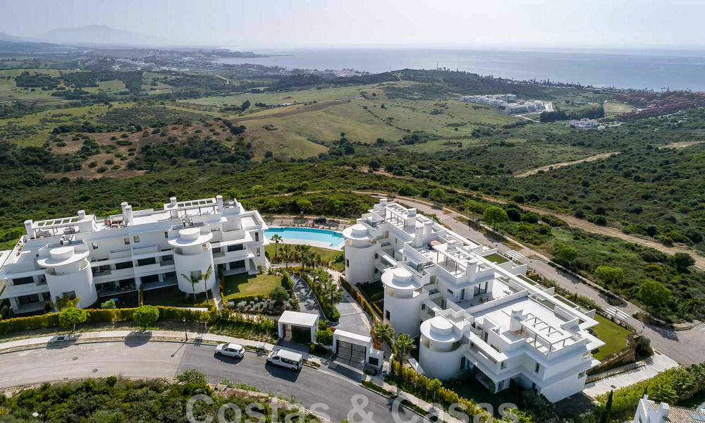 Nieuwe, avant-garde geschakelde huizen te koop, adembenemend uitzicht op zee, Casares, Costa del Sol. Instapklaar. 44305