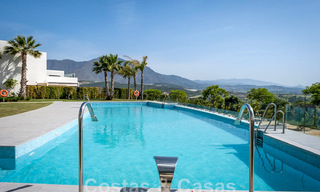 Nieuwe, avant-garde geschakelde huizen te koop, adembenemend uitzicht op zee, Casares, Costa del Sol. Instapklaar. 44306 