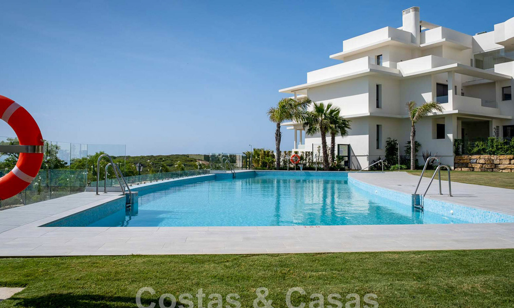 Nieuwe, avant-garde geschakelde huizen te koop, adembenemend uitzicht op zee, Casares, Costa del Sol. Instapklaar. 44307