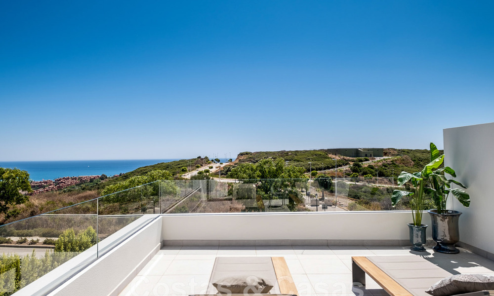 Nieuwe, avant-garde geschakelde huizen te koop, adembenemend uitzicht op zee, Casares, Costa del Sol. Instapklaar. 44309