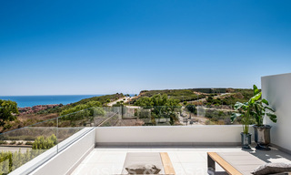 Nieuwe, avant-garde geschakelde huizen te koop, adembenemend uitzicht op zee, Casares, Costa del Sol. Instapklaar. 44309 