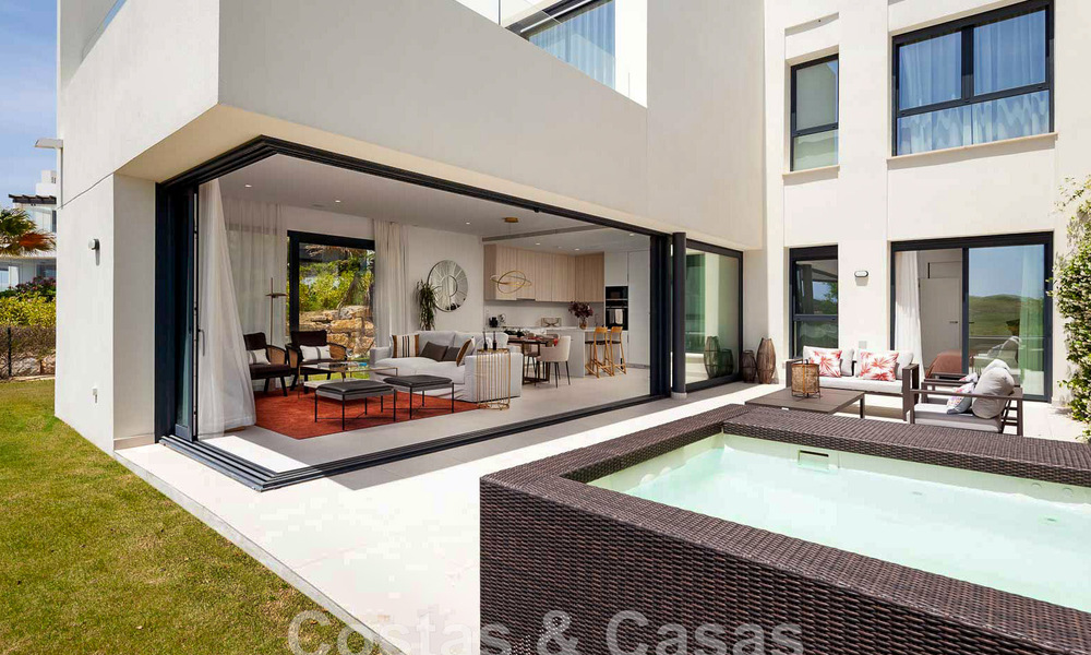 Nieuwe, avant-garde geschakelde huizen te koop, adembenemend uitzicht op zee, Casares, Costa del Sol. Instapklaar. 44310