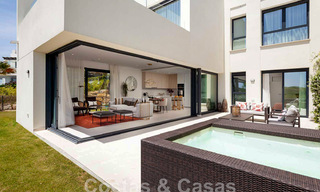 Nieuwe, avant-garde geschakelde huizen te koop, adembenemend uitzicht op zee, Casares, Costa del Sol. Instapklaar. 44310 
