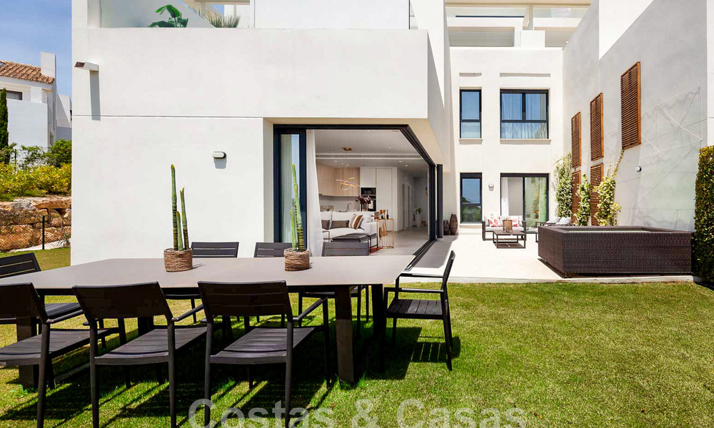 Nieuwe, avant-garde geschakelde huizen te koop, adembenemend uitzicht op zee, Casares, Costa del Sol. Instapklaar. 44311