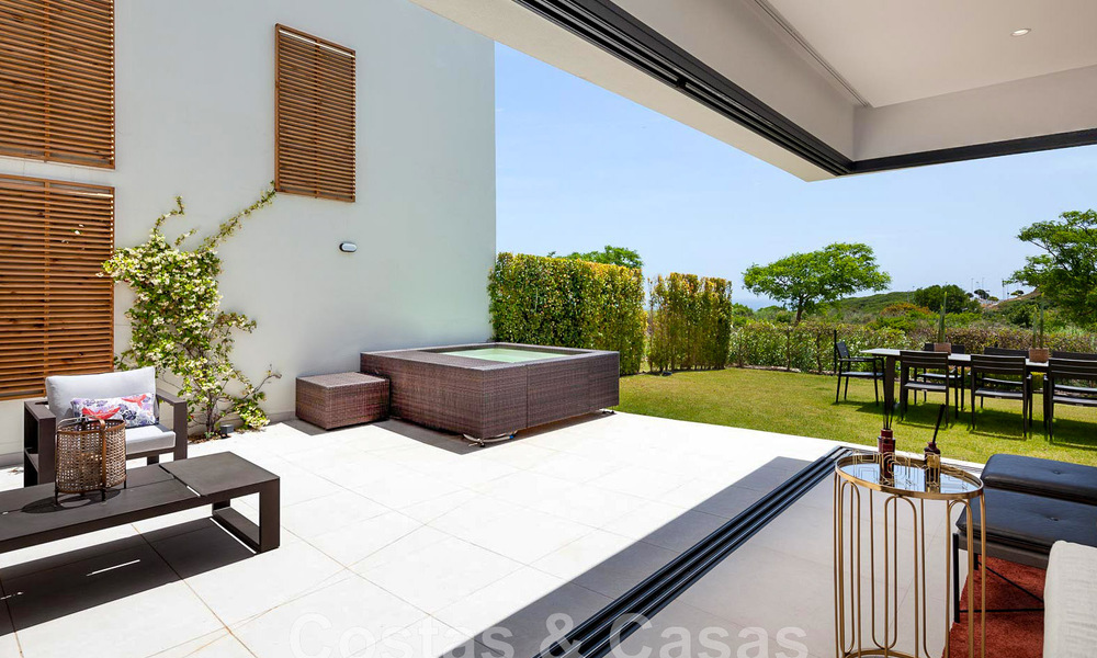 Nieuwe, avant-garde geschakelde huizen te koop, adembenemend uitzicht op zee, Casares, Costa del Sol. Instapklaar. 44312