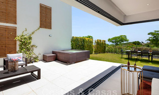 Nieuwe, avant-garde geschakelde huizen te koop, adembenemend uitzicht op zee, Casares, Costa del Sol. Instapklaar. 44312 