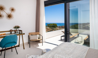 Nieuwe, avant-garde geschakelde huizen te koop, adembenemend uitzicht op zee, Casares, Costa del Sol. Instapklaar. 44318 